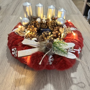 Piros-ezüst adventi koszorú tobozokkal és LED fényfüzérrel - karácsony - adventi díszek - adventi koszorú - Meska.hu
