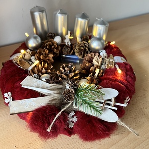 Piros-ezüst adventi koszorú tobozokkal és LED fényfüzérrel - karácsony - adventi díszek - adventi koszorú - Meska.hu