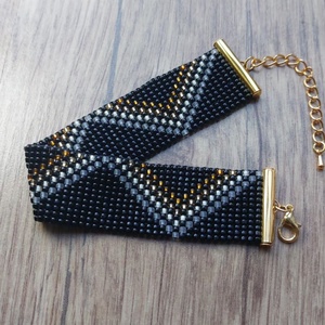 Fekete arany mintás gyöngyszövött karkötő - ékszer - karkötő - gyöngyös karkötő - Meska.hu