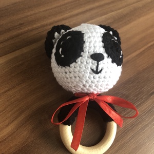 Horgolt panda piros szalaggal - játék & sport - 3 éves kor alattiaknak - csörgő - Meska.hu