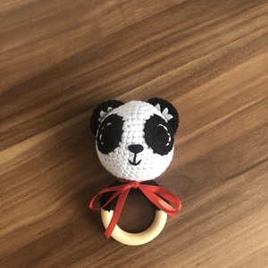 Horgolt panda piros szalaggal - játék & sport - 3 éves kor alattiaknak - csörgő - Meska.hu