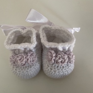 Horgolt kiscipő rózsákkal - Meska.hu