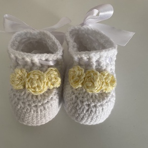 Horgolt kiscipő rózsákkal - baba - mama - babaruházat - babacipő - Meska.hu