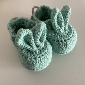 Horgolt nyuszifüles kiscipő - Meska.hu