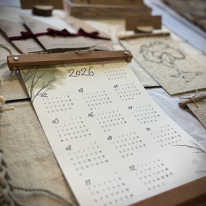 Éves naptár fa képtartóban  - otthon & életmód - dekoráció - fali és függő dekoráció - falinaptár & öröknaptár - Meska.hu