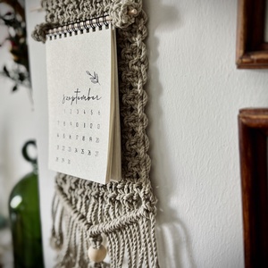 Naptár makramé tartóval  - otthon & életmód - dekoráció - fali és függő dekoráció - falinaptár & öröknaptár - Meska.hu