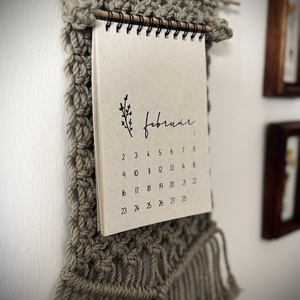 Naptár makramé tartóval  - otthon & életmód - dekoráció - fali és függő dekoráció - falinaptár & öröknaptár - Meska.hu