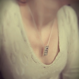 Egyedi pendrive medál, ezüst napraforgó medál valódi gránáttal. Rendelésre! -  - Meska.hu