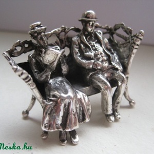 Padon ülő idős házaspár miniatúra ezüstből -  - Meska.hu