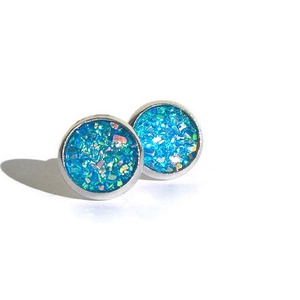 Égszínkék színjátszó ékszergyanta fülbevaló - ékszer - fülbevaló - pötty fülbevaló - Meska.hu Égszínkék színjátszó ékszergyanta fülbevaló - ékszer - fülbevaló - pötty fülbevaló - Meska.hu