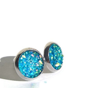 Égszínkék színjátszó ékszergyanta fülbevaló - ékszer - fülbevaló - pötty fülbevaló - Meska.hu Égszínkék színjátszó ékszergyanta fülbevaló - ékszer - fülbevaló - pötty fülbevaló - Meska.hu