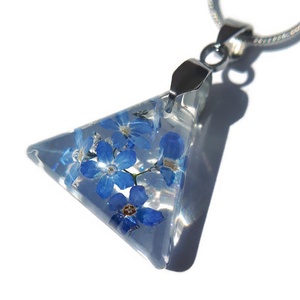 Háromszög formájú nefelejcses nyaklánc - ékszer - nyaklánc - medálos nyaklánc - Meska.hu Háromszög formájú nefelejcses nyaklánc - ékszer - nyaklánc - medálos nyaklánc - Meska.hu