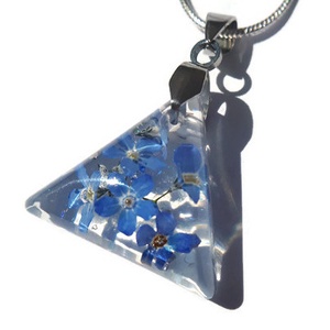 Háromszög formájú nefelejcses nyaklánc - ékszer - nyaklánc - medálos nyaklánc - Meska.hu Háromszög formájú nefelejcses nyaklánc - ékszer - nyaklánc - medálos nyaklánc - Meska.hu