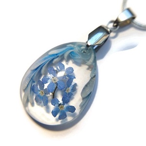 Egy kis fürtnyi nefelejcs gyöngyházfényű csíkokkal - ékszer - nyaklánc - medálos nyaklánc - Meska.hu