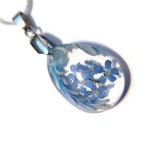 Egy kis fürtnyi nefelejcs gyöngyházfényű csíkokkal - ékszer - nyaklánc - medálos nyaklánc - Meska.hu