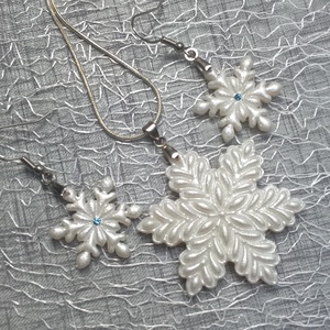 Hópehely ékszerszett gyöngyházfényű csillogással, apró swarovksi kristályokkal - ékszer - ékszerszett - Meska.hu