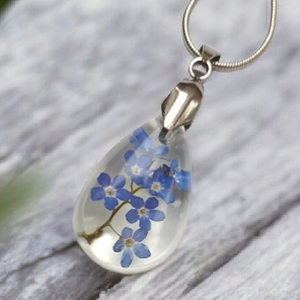 Egy apró fürtnyi nefelejcses nyaklánc , Ékszer, Nyaklánc, Medálos nyaklánc, Ékszerkészítés, MESKA