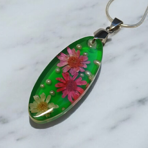 Glixia virágos nyaklánc , Ékszer, Nyaklánc, Medálos nyaklánc, Ékszerkészítés, Áttetsző ékszergyantába zártam  világosrózsaszín, sötétrózsaszín,  és fehér színű glixia virágokat,..., MESKA