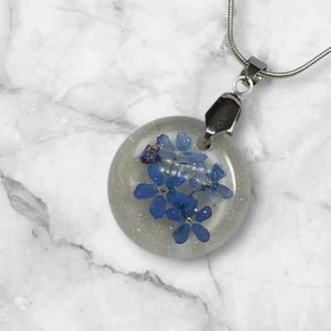 Egy apró fürtnyi nefelejcses nyaklánc  - ékszer - nyaklánc - medálos nyaklánc - Meska.hu