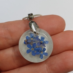 Egy apró fürtnyi nefelejcses nyaklánc  - ékszer - nyaklánc - medálos nyaklánc - Meska.hu