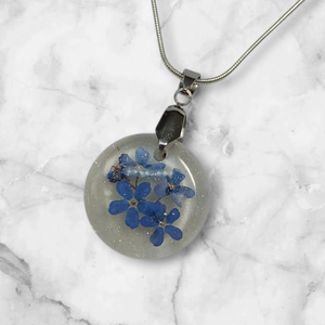 Egy apró fürtnyi nefelejcses nyaklánc  - ékszer - nyaklánc - medálos nyaklánc - Meska.hu