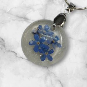 Egy apró fürtnyi nefelejcses nyaklánc , Ékszer, Nyaklánc, Medálos nyaklánc, Ékszerkészítés, MESKA