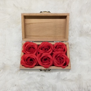 Szappanrózsa feliratos fa ládikában - piros vagy fehér szappanrózsákkal, Otthon & Életmód, Dekoráció, Virágdekoráció, Virágbox, Mindenmás, MESKA