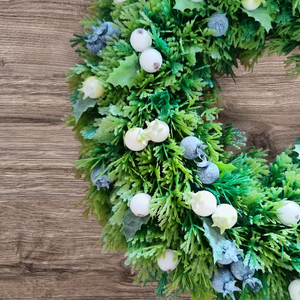 Kék - fehér bogyós téli kopogtató - karácsony - adventi díszek - adventi ajtódísz - Meska.hu