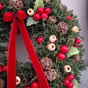 Pirosbogyós tuja kopogtató  - karácsony - karácsonyi lakásdekoráció - karácsonyi ajtódíszek - Meska.hu