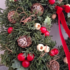 Pirosbogyós tuja kopogtató  - karácsony - karácsonyi lakásdekoráció - karácsonyi ajtódíszek - Meska.hu