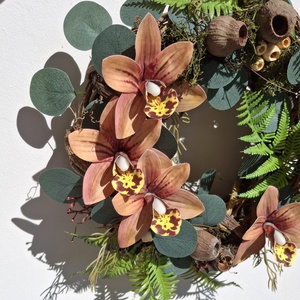 Trópusi kopogtató orchideával, barna-narancs - otthon & életmód - dekoráció - ajtó- és ablak dekoráció - ajtódísz & kopogtató - Meska.hu