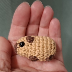 Mini horgolt capybara kulcstartó - játék & sport - plüssállat & játékfigura - malac - Meska.hu