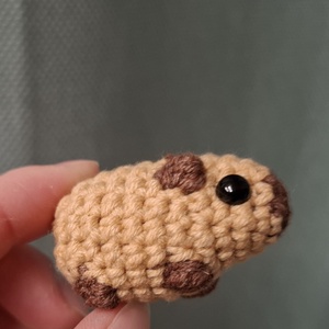 Mini horgolt capybara kulcstartó - Meska.hu