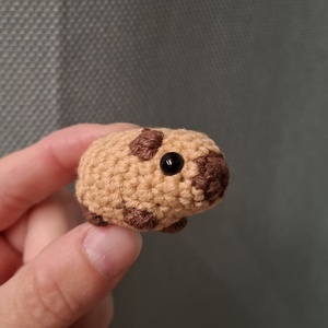 Mini horgolt capybara kulcstartó - játék & sport - plüssállat & játékfigura - malac - Meska.hu
