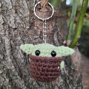 Mini horgolt baby yoda kulcstartó - játék & sport - plüssállat & játékfigura - más figura - Meska.hu