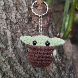 Mini horgolt baby yoda kulcstartó, Játék & Sport, Plüssállat & Játékfigura, Más figura, Horgolás, MESKA