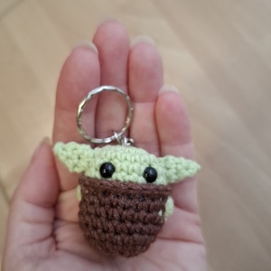Mini horgolt baby yoda kulcstartó - játék & sport - plüssállat & játékfigura - más figura - Meska.hu