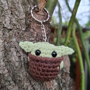 Mini horgolt baby yoda kulcstartó - játék & sport - plüssállat & játékfigura - más figura - Meska.hu