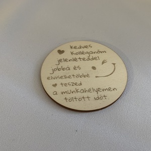 Kedves kolléganőm kör alakú tábla, Otthon & Életmód, Konyhafelszerelés, tálalás, Konyhai dekoráció, Hűtőmágnes, Gravírozás, pirográfia, MESKA