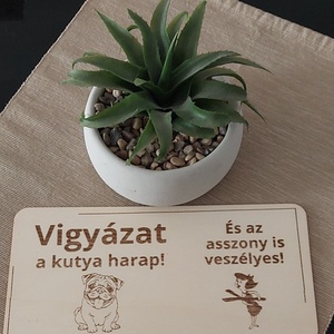 Téglalap alakú tábla vigyázat, Otthon & Életmód, Dekoráció, Fali és függő dekoráció, Falra akasztható dekor, Gravírozás, pirográfia, MESKA