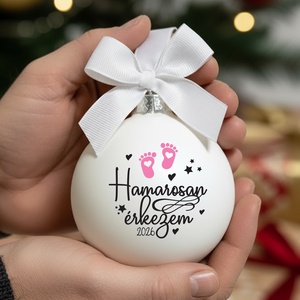 Hamarosan érkezem 2026 karácsonyi gömb - üveg karácsonyfa dísz  - Rózsaszín - Meska.hu