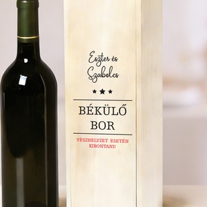 BÉKÜLŐ BOR - névre szóló fa borosüveg tartó - Meska.hu
