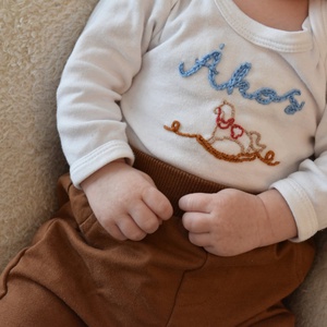 Egyedi hímzett baba body, Baba - mama, Babaruházat, Baba body, Hímzés, MESKA