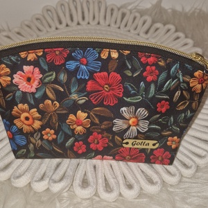 Vízhatlan neszesszer, Táska & Tok, Neszesszer, Varrás, Praktikus és bájos neszesszer, amelyet vízlepergetős külső és belső anyagokból készítettem, így tar..., MESKA