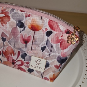 Vízhatlan neszesszer, Táska & Tok, Neszesszer, Varrás, Praktikus és bájos neszesszer, amelyet vízlepergetős külső és belső anyagokból készítettem, így tar..., MESKA