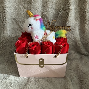 Illatos szappanrózsa táskában ballagásra - Meska.hu