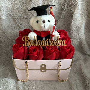 Illatos szappanrózsa táskában ballagásra - otthon & életmód - dekoráció - virágdísz és tartó - virágbox, virágdoboz - Meska.hu