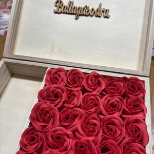 Illatos szappanrózsa fa ládikóban nőnapra,névnapra,szülőköszöntő stb, Otthon & Életmód, Virágdekoráció, Virágok, Virágbox, , Vegyes színben is kérheted illetve törölköző macival is.
Emsilben egyeztetünk, MESKA