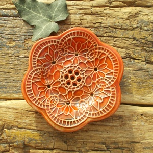 Tenyérnyi szappantartó, Otthon & Életmód, Fürdőszoba, Szappantartó, Kerámia, Fehérre égő   agyagból készült szappantartó. A nyers agyagba csipkét nyomtam,ez adja a szappantartó..., MESKA