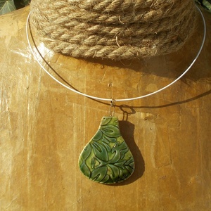 Antikolt nyaklánc , Ékszer, Nyaklánc, Medálos nyaklánc, Ékszerkészítés, Kerámia, Antikolt zöld mázas kerámia medál dombornyomott mintával. A medál mérete:5x4 cm, fehér ékszersodron..., MESKA